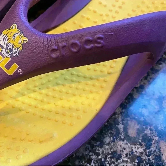 Crocs LSU Tigers Men’s 7 Women’s 9 Purple Yellow Flip Flop Thong Sandals Shoes - Picture 13 of 13